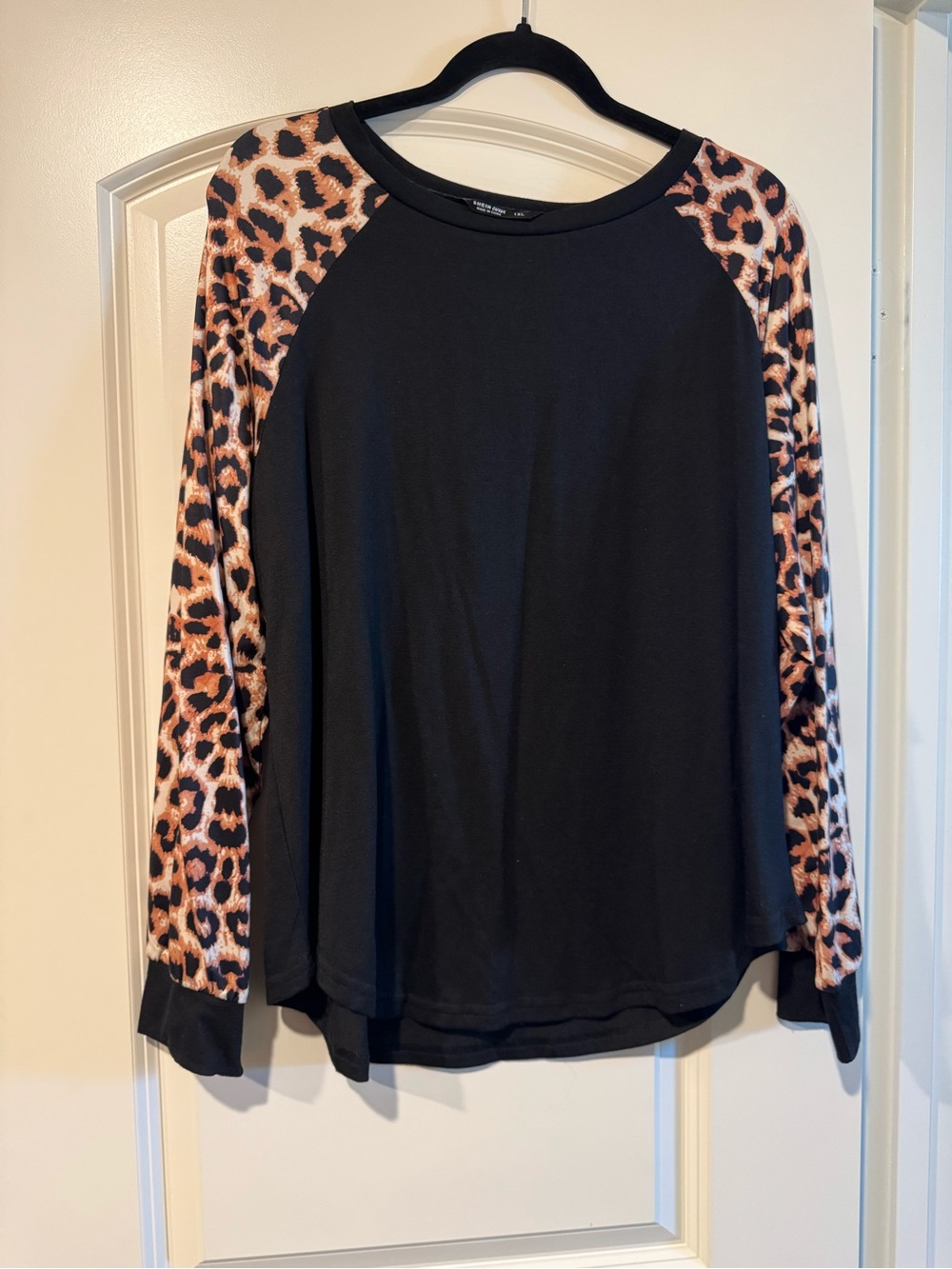 SHEIN Black Long Sleeve Top with Leopard Print Raglan Sleeves